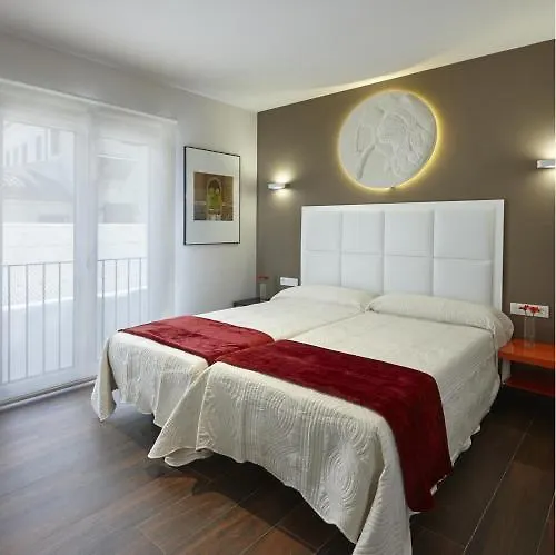 아파트 Apartamentos Caballerizas Granada Con Parking Gratuito En Pleno Centro