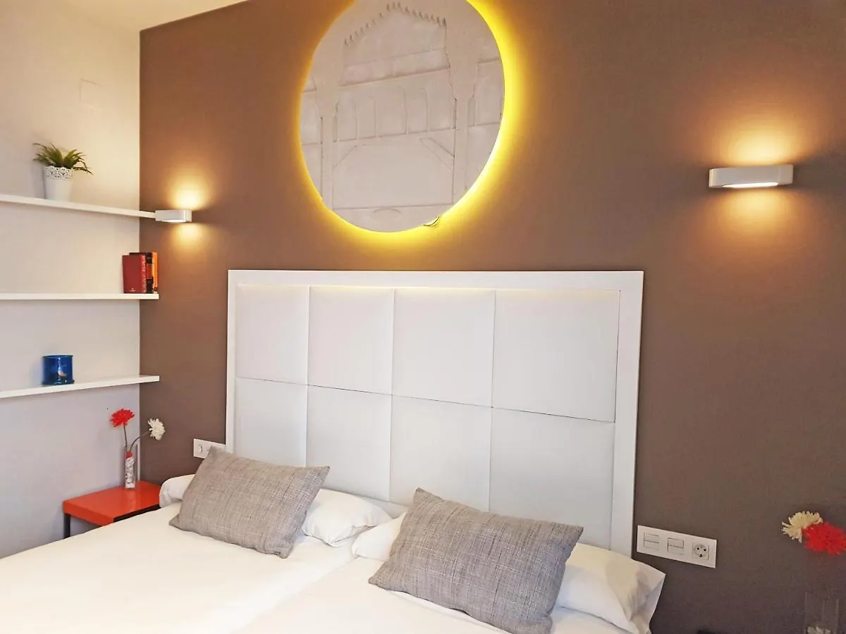 아파트 Apartamentos Caballerizas Granada Con Parking Gratuito En Pleno Centro