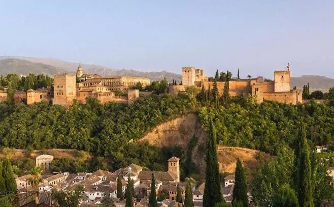 Apartamentos Caballerizas Granada Con Parking Gratuito En Pleno Centro