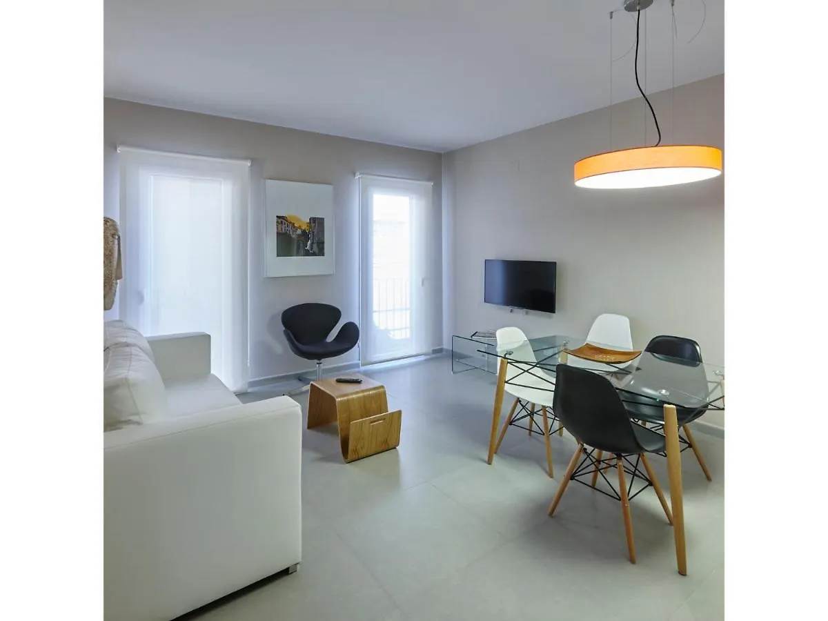 Apartamentos Caballerizas Granada Con Parking Gratuito En Pleno Centro Apartmán