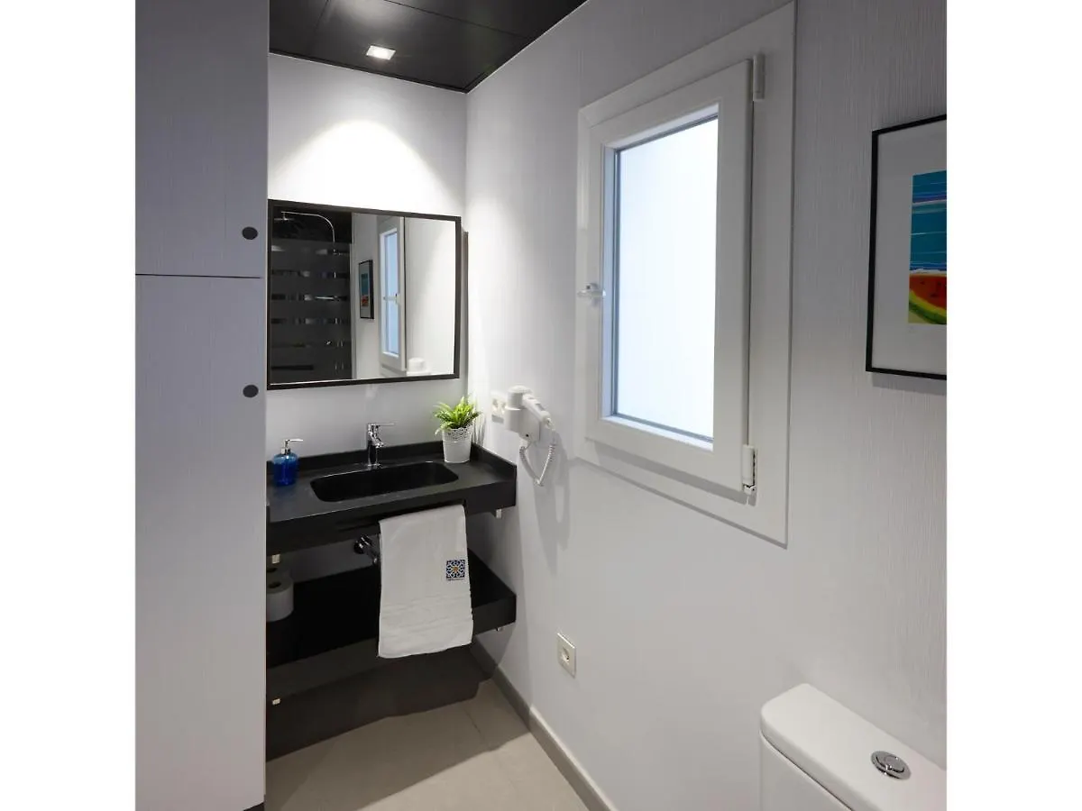 Apartamentos Caballerizas Granada Con Parking Gratuito En Pleno Centro 0*,