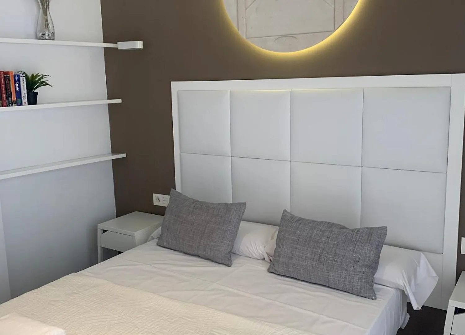 Apartamentos Caballerizas Granada Con Parking Gratuito En Pleno Centro Apartament